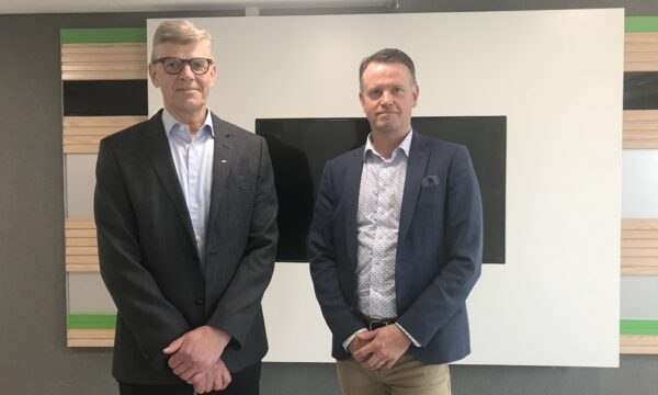 Ralf Bäckström ja Petri Sandkvist Vaasan Aktiasäätiöstä.