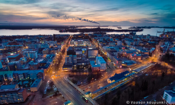 Ilmakuva Vaasan keskusta auringonlaskussa