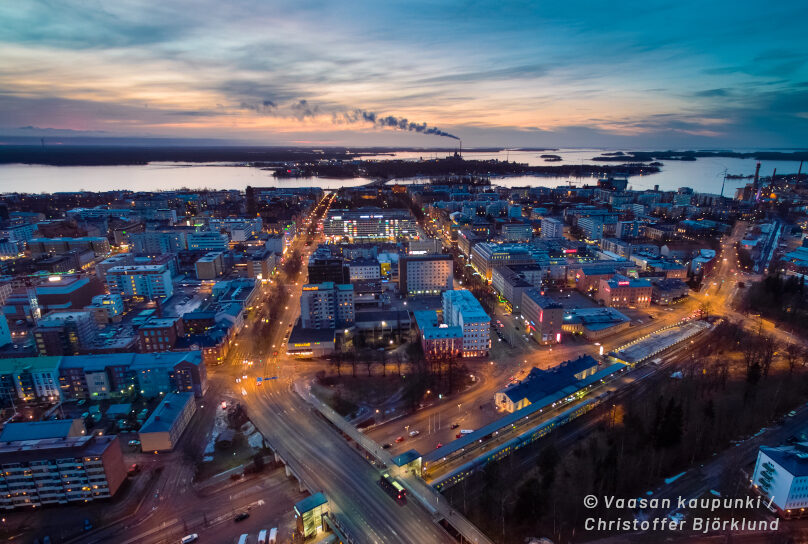 Ilmakuva Vaasan keskusta auringonlaskussa