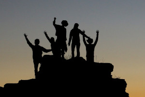 Silhuettes of a group on a hilltop