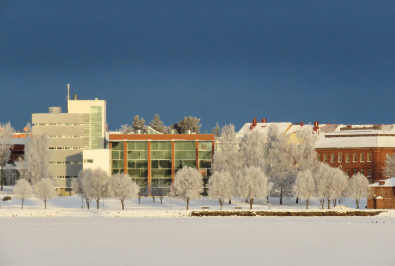 Vaasan yliopisto mereltä katsottuna