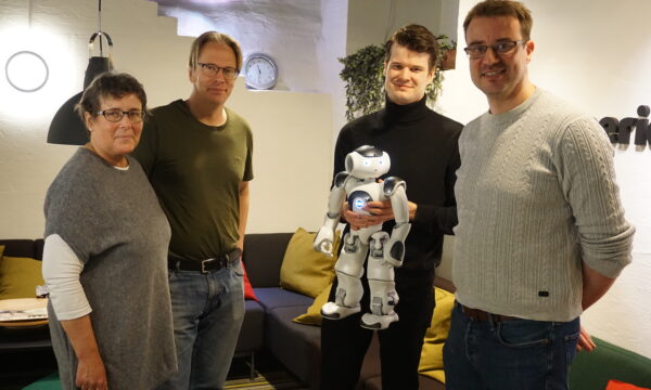 Ann-Sofi Röj-Lindberg, Mats Braskén, Mattias Wingren, Sören Andersson och roboten NAO är en del av ett större team som studerar sociala robotars roll i matematikundervisning.