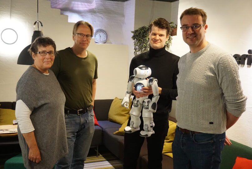 Ann-Sofi Röj-Lindberg, Mats Braskén, Mattias Wingren, Sören Andersson och roboten NAO är en del av ett större team som studerar sociala robotars roll i matematikundervisning.