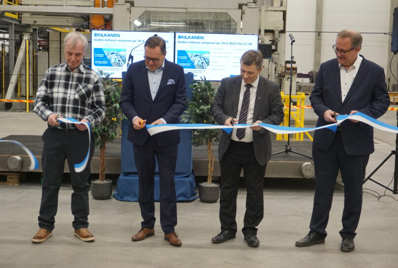Avajaisnauhan leikkaaminen - Kilkasen tehtaan avaus 29.4.2022 - Jouni Kilkanen, Lars-Erik Schöring, Vesa Riihimäki, Tomas Häyry