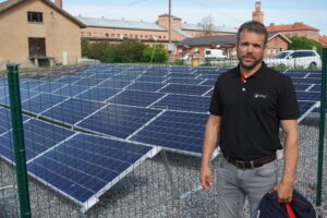 Orapacs första solenergianläggning byggdes på marknivå.