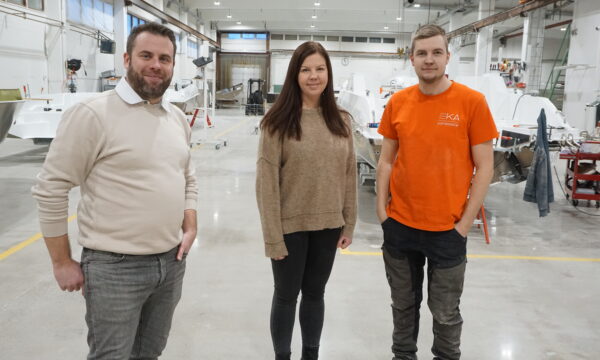 Mikael Strand, Henna Forsström och Kim Karlsson, arbetsledare på storbåtssidan, på bild vid de två nya monteringslinjerna.