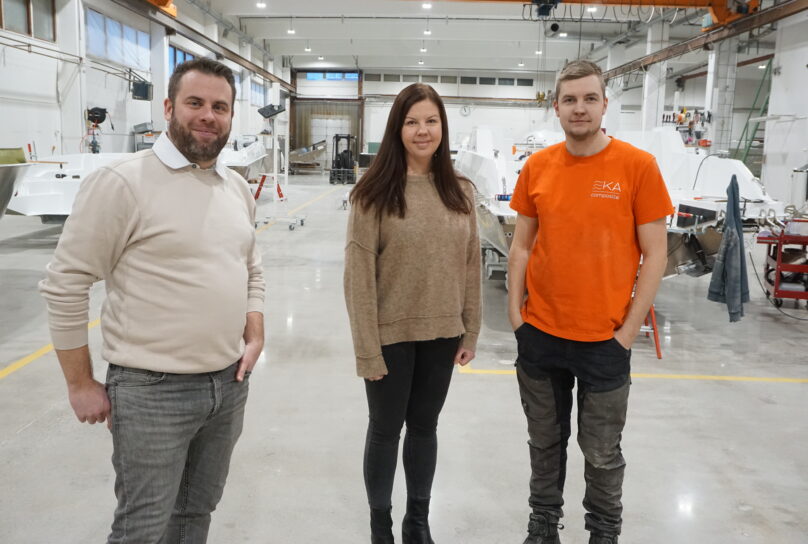 Mikael Strand, Henna Forsström och Kim Karlsson, arbetsledare på storbåtssidan, på bild vid de två nya monteringslinjerna.