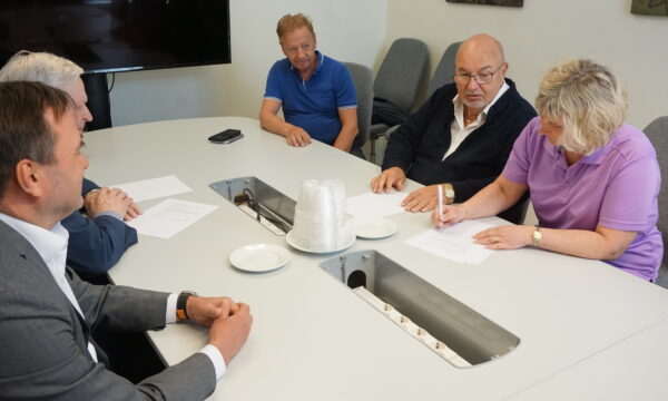 Jan-Erik Hagfors, Tapio Liinamaa, Bengt Beijar, Lasse Gästgivars och Susanne Gästgivars-Leppäaho undertecknar avtalet. På bilden saknas Rurik Ahlberg.