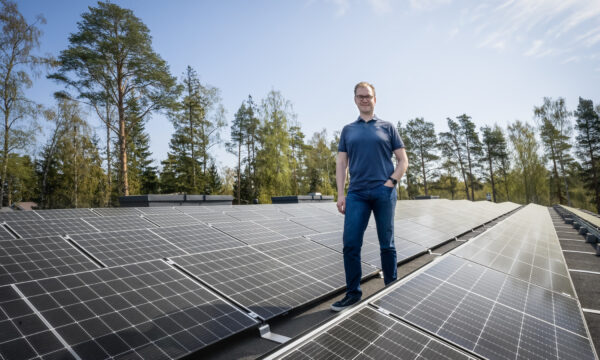 Timo Harri Crimppi, tehtaan katolla aurinkopaneelien keskellä
