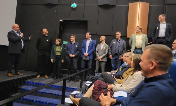 Mika Toivoniemi (vasemmalla) esittelee paikalla olleet Swecon asiantuntijat.