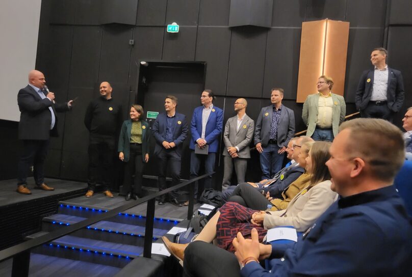 Mika Toivoniemi (till vänster) presenterar några av Swecos experter som var på plats på eventet.