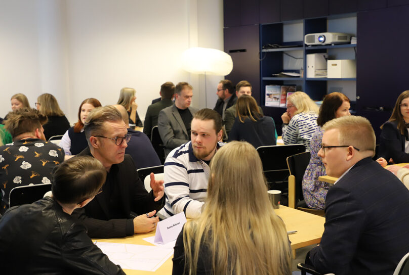 Vaasan alueen nuoret vaikuttajat ja asiantuntijat ratkoivat nuorten esille nostamia haasteita ja toiveita Vaasan seudun pitovoiman parantamiseksi marraskuussa 2023 Design Think Tank -työpajassa. Kuva: Jari Ratilainen/ VAMK