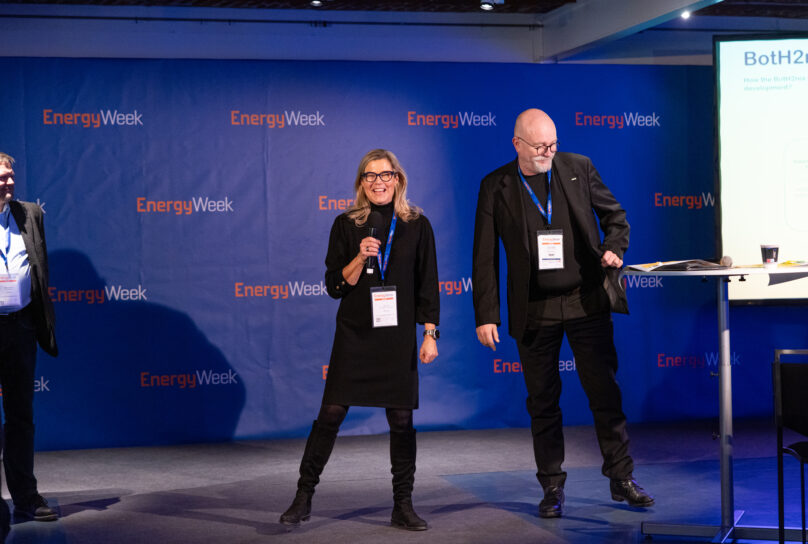 Merinovas Sari Kola och Tauno Kekäle berättar om projektet. Foto: Jukka Vähälummukka