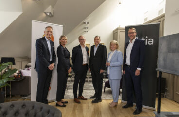 Kuvassa vasemmalta: Peter Ström (Head of International Branches & Partnerships, Swedbank), Tiia Kytönen (General Manager, Swedbank Finland), Bo Bengtsson (Head of Corporates & Institutions, Swedbank), Juha Hammarén (Aktian toimitusjohtaja), Anu Vainio (Aktian yritysliiketoiminnan johtaja) ja Anssi Huhta (Aktian pankkiliiketoiminnan johtaja ja toimitusjohtajan sijainen)