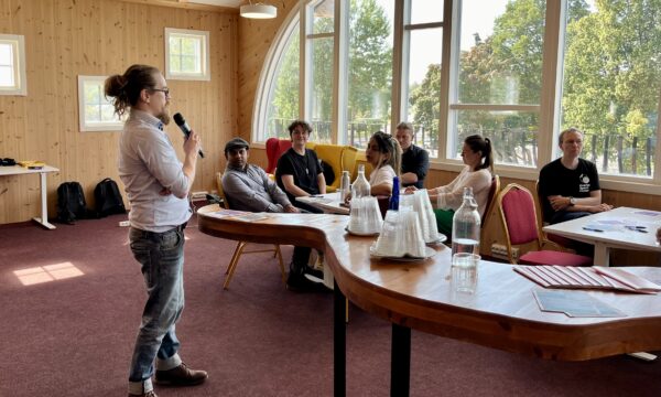Muotoilukeskus Muovan projektipäällikkö Jari Ratilainen ohjeistaa työpajan osallistujia.