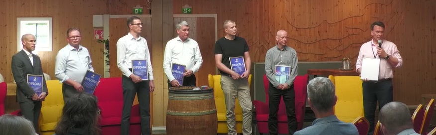 En del av ABB-teamet var på plats för att ta emot utmärkelsen. Tero Talvitie tackar å teamets vägnar.