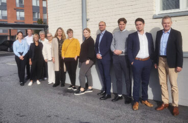 En del av Kvevlax Sparbanks personalstyrka på bild utanför det nya Vasakontoret
