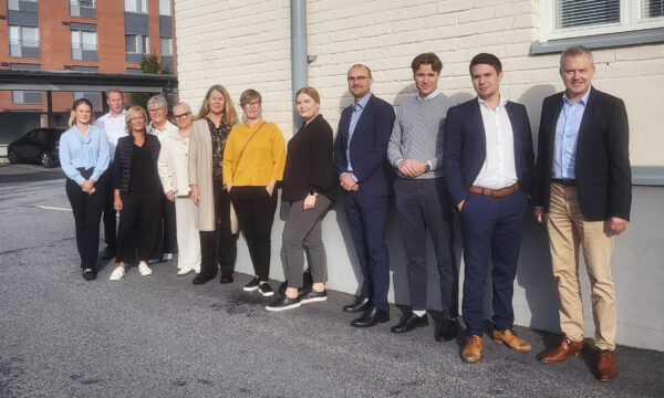 En del av Kvevlax Sparbanks personalstyrka på bild utanför det nya Vasakontoret