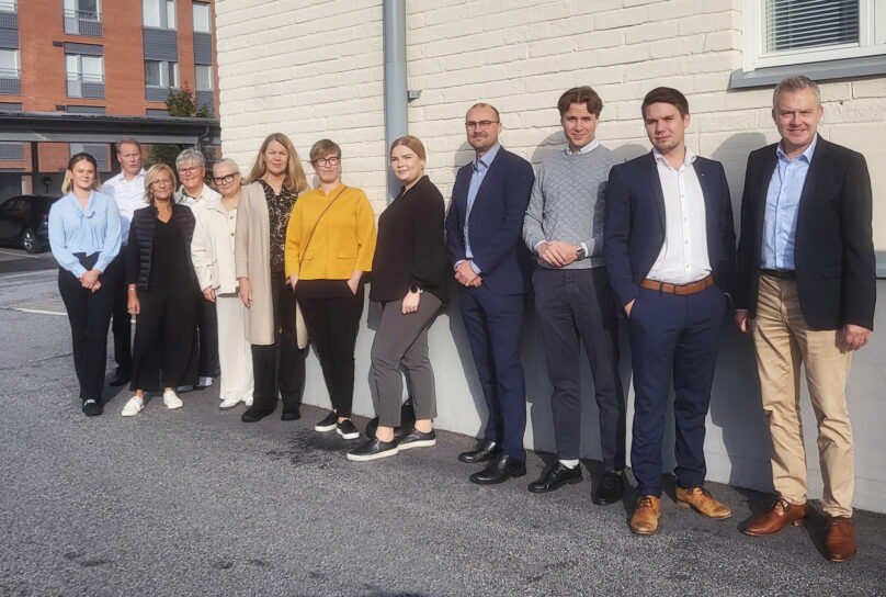 En del av Kvevlax Sparbanks personalstyrka på bild utanför det nya Vasakontoret