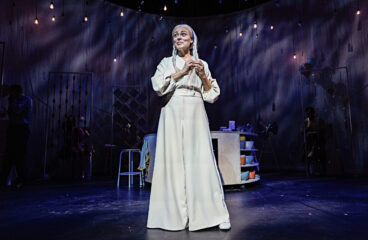 Tove Qvickström som Stina i dramakomedin Tårtljus på Wasa Teater.