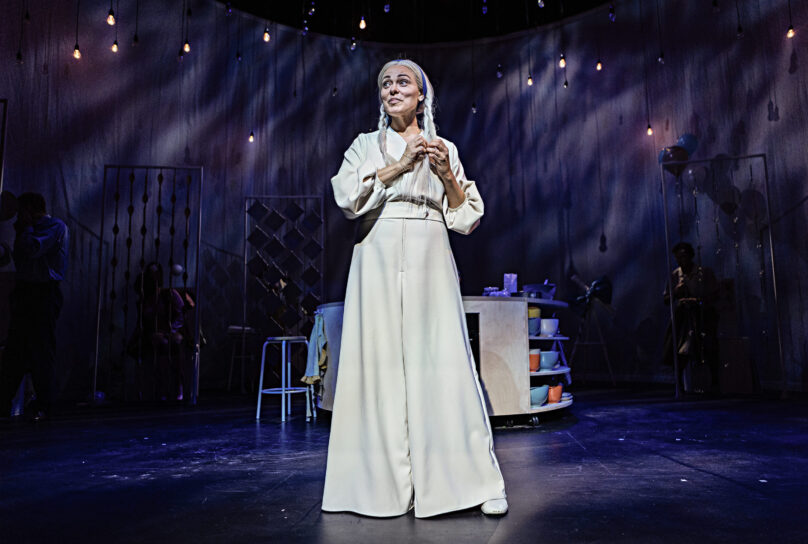 Tove Qvickström som Stina i dramakomedin Tårtljus på Wasa Teater.