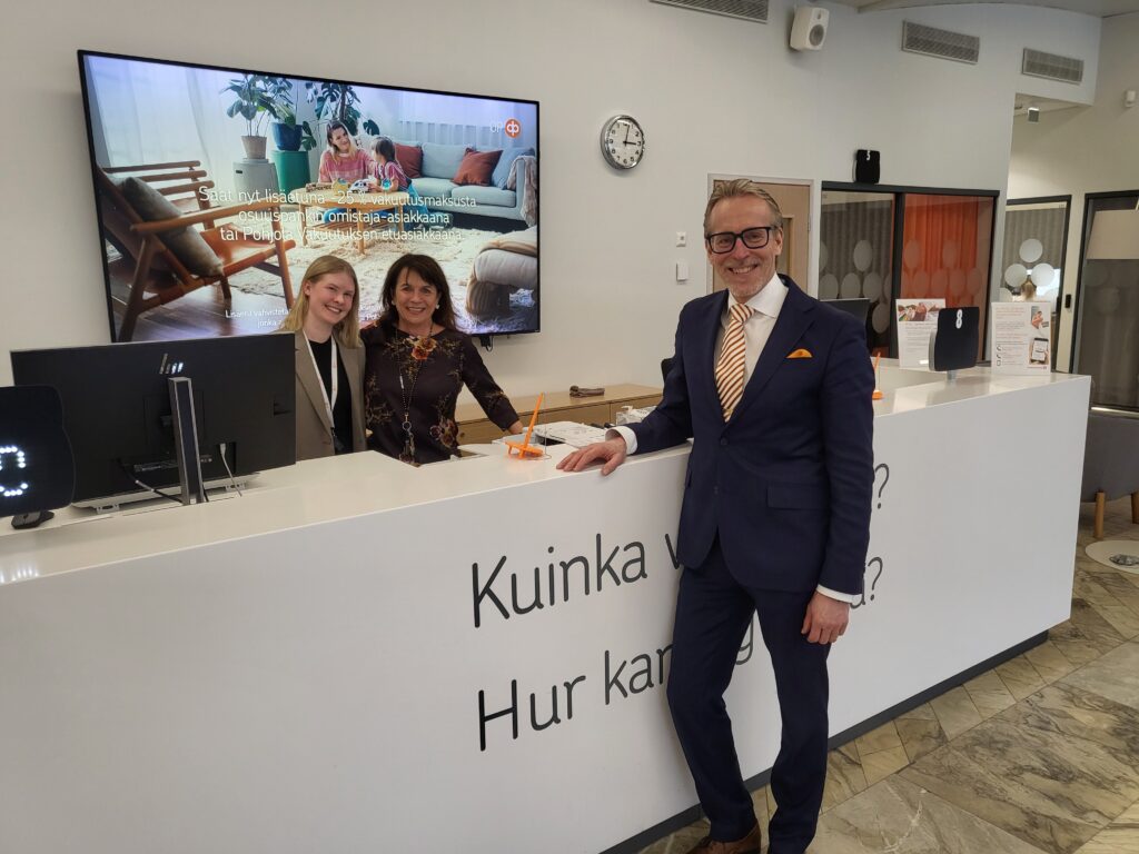 Janna Laiho, Maria Rodas och Ulf Nylund står till tjänst. Janna Laiho, Maria Rodas ja Ulf Nylund valmiina palvelemaan asiakkaita Vaasan Osuuspankissa.