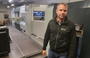 Fredric Tidström esittelee uutta stanssauskonetta.