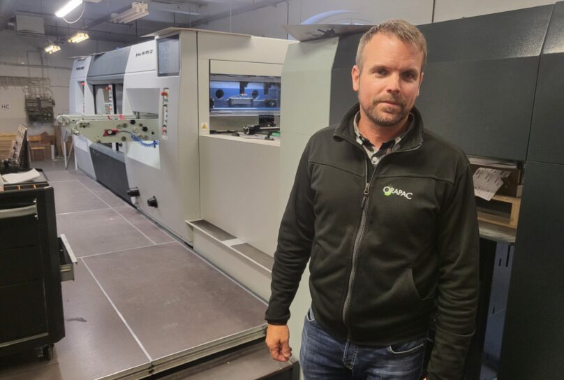 Fredric Tidström esittelee uutta stanssauskonetta.