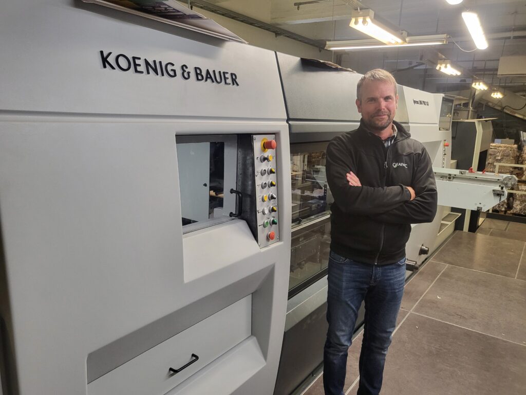 Fredric Tidström vid den nya automatstansmaskinen.