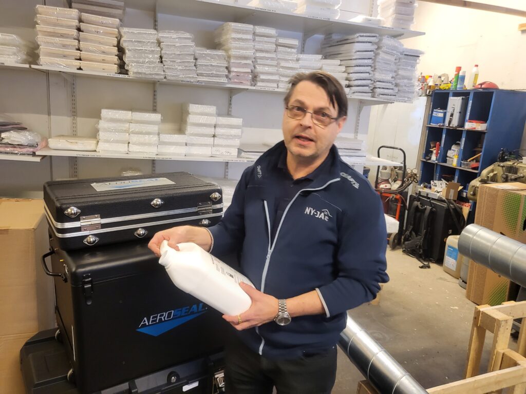 Kenneth Turpeinen esittelee tiivistyksessä käytettävää nestettä.