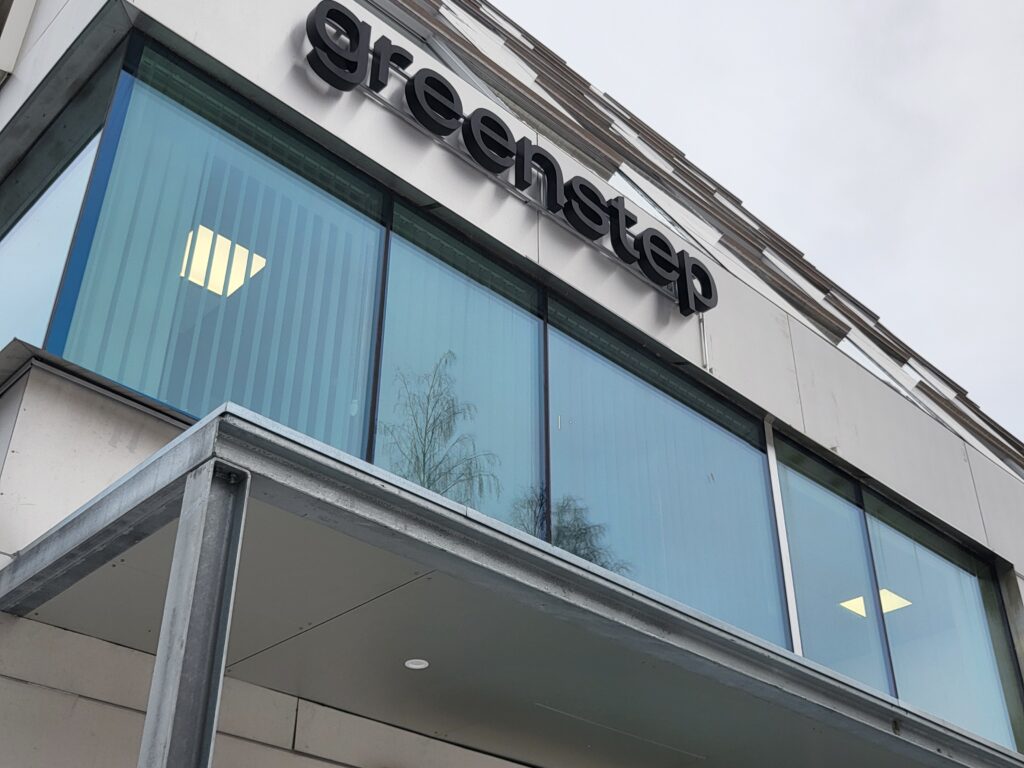 Ulla Mäkinen ja Anne Kulla viihtyvät hyvin Greenstepin Vaasan konttorilla, joka sijaitsee osoitteessa Koulukatu 23. Ulla Mäkinen och Anne Kulla trivs på Greensteps Vasakontor, som ligger på Skolhusgatan 23.