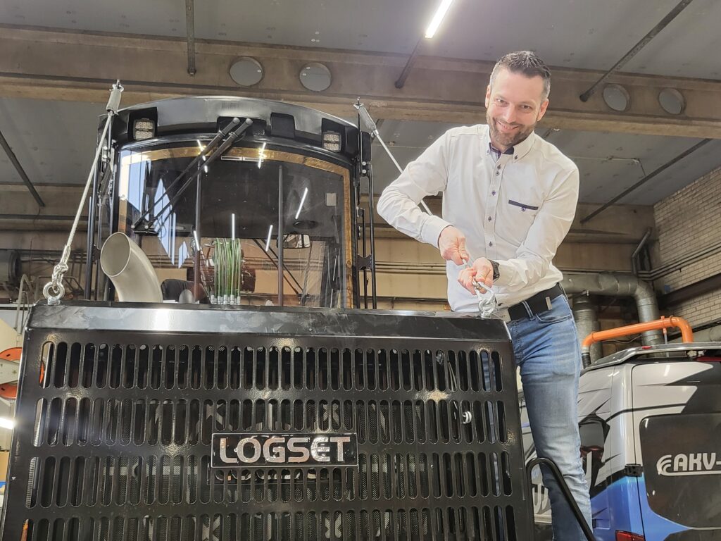 Pascal Rety tutustuttaa usein asiakkaita Logsetin metsäkoneisiin aina hyttiä myöden.