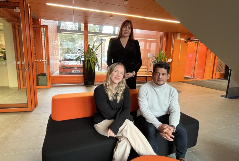 Marja-Riitta Vest (i bakgrunden), Sara Nyyssölä och Kartik Sharma vill utveckla små och medelstora företag och sysselsätta internationella talanger.