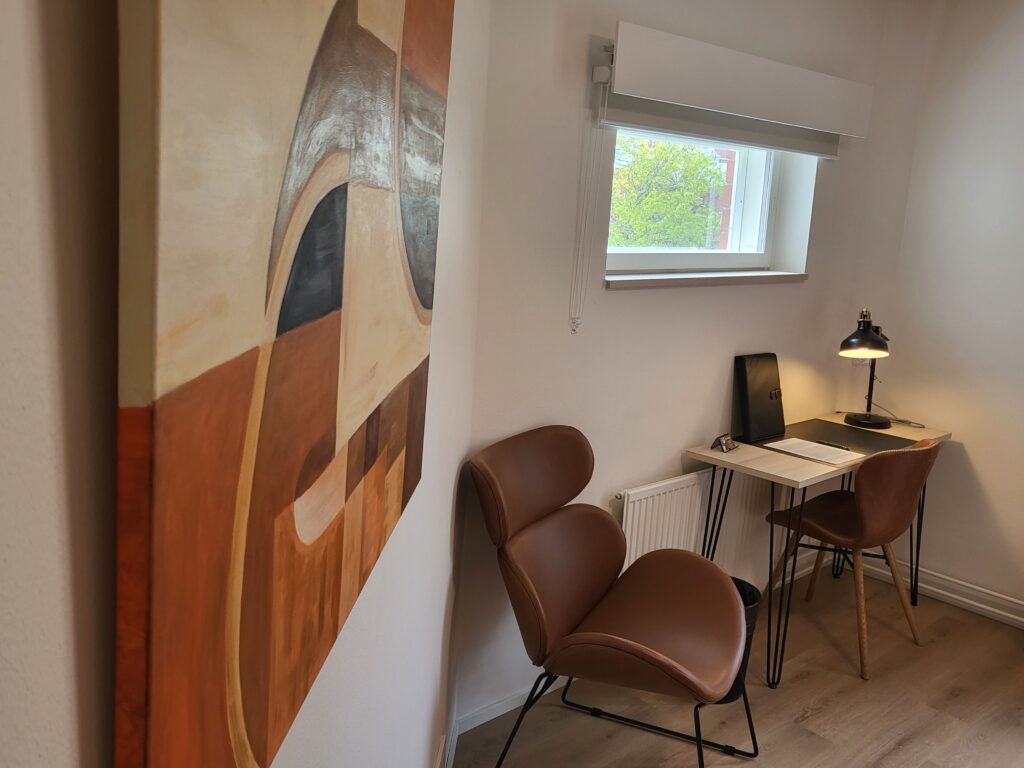 Konstverk från studerande pryder väggarna. EC Hostel