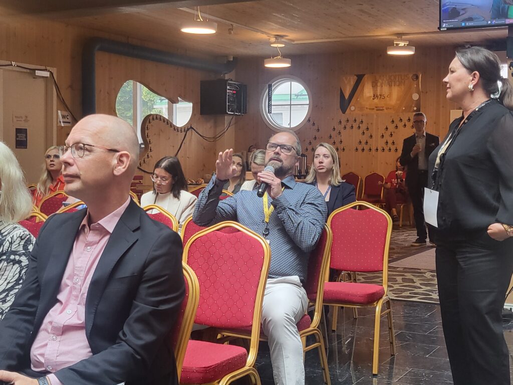 Marko Kauppinen, i publiken, har egen erfarenhet av både det nederländska och det finländska systemet. Han säger att till exempel läkarbesök är effektivare i Nederländerna. Wasa Future Festival