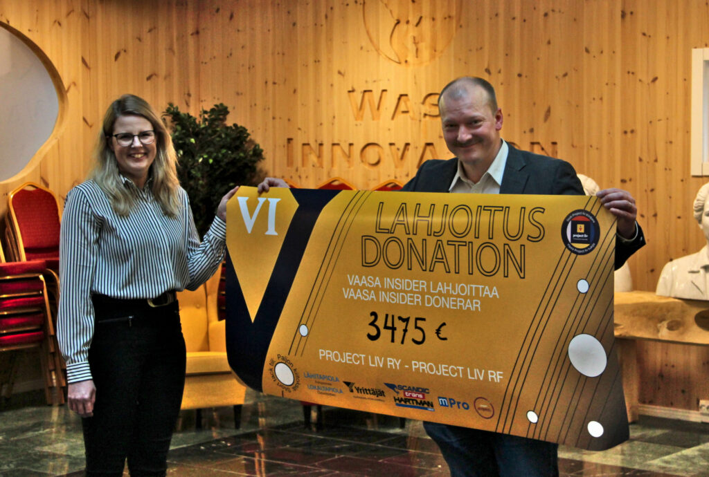 En sak Peter Stolpe är stolt över är när företaget för något år sedan ordnade ett event som sålde över förväntan och, här igen tack vare fina samarbetspartners, kunde göra en donation. På bild även Susanna Back som tog emot donationen för Project Livs vägnar. Foto: Arkiv