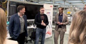 YuMi-robotin luovutustilaisuudessa Technobothnian opetus- ja tutkimuslaboratoriossa oli paikalla VAMKin ja ABB:n edustajia sekä konetekniikan opiskelijoita