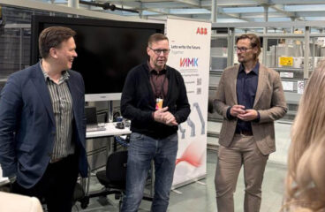 YuMi-robotin luovutustilaisuudessa Technobothnian opetus- ja tutkimuslaboratoriossa oli paikalla VAMKin ja ABB:n edustajia sekä konetekniikan opiskelijoita