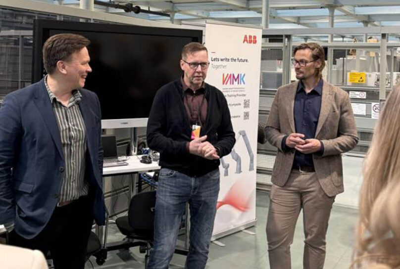 YuMi-robotin luovutustilaisuudessa Technobothnian opetus- ja tutkimuslaboratoriossa oli paikalla VAMKin ja ABB:n edustajia sekä konetekniikan opiskelijoita