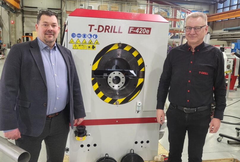 Keimo Kalliosaari ja Jouni Matikainen T-DRILLin valmistaman koneen edessä.