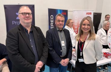 På bild Janne Saijonkivi och Seppo Uusitalo från Vamia och Emilia Mäkitalo från ABB.