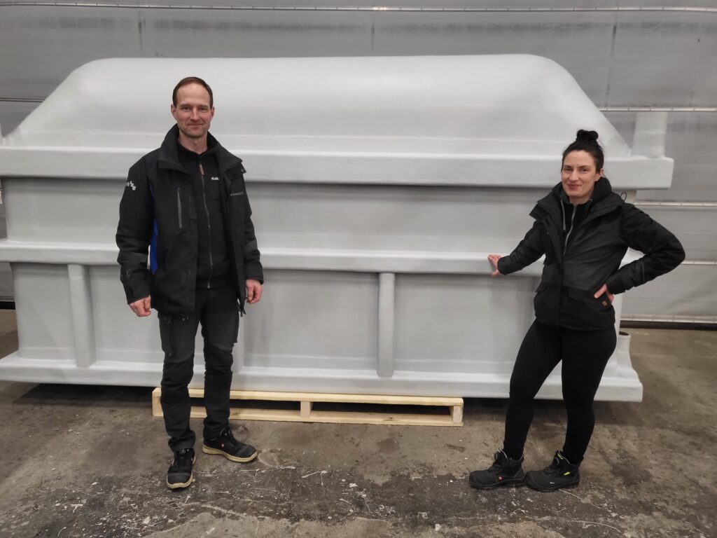 Tommy ja Ida Kronkvist elektrolyyttialtaan edessä - Jarla-Products