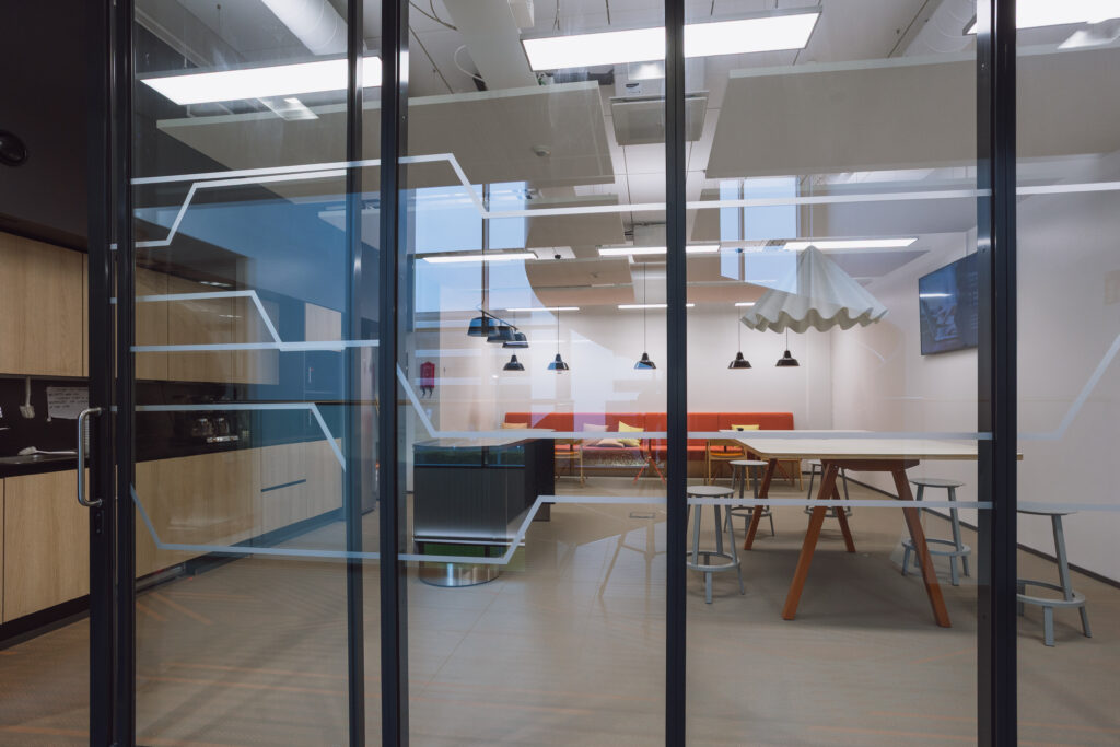 Runsaasti luonnonvaloa ja viihtyisiä yhteiskäyttötiloja.