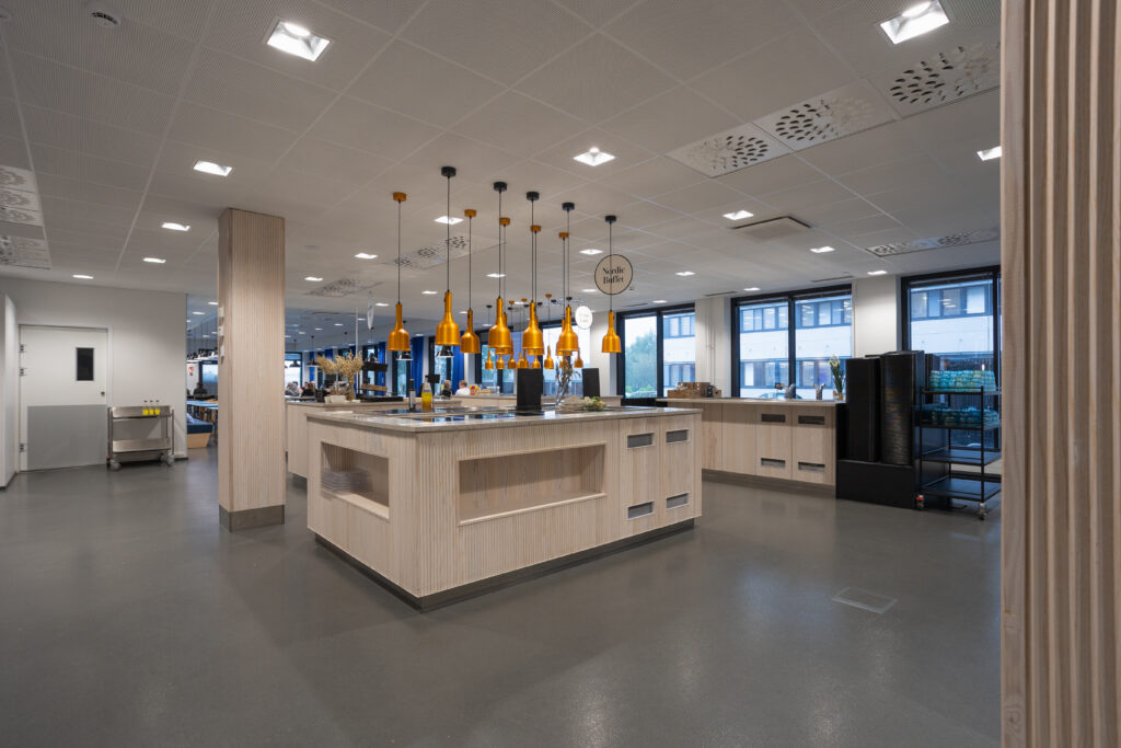 Palvelut: aula, kokous- ja yhteiskäyttötilat, postituspalvelut, lounasravintola, kahvila, sosiaalitilat ja varastotilat.