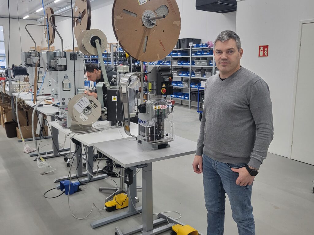 Mycket av arbetet är ett hantverk. I förgrunden Tomas Grynngärds. Iso osa yrityksen työstä on käsityötä. Etualalla Tomas Grynngärds.