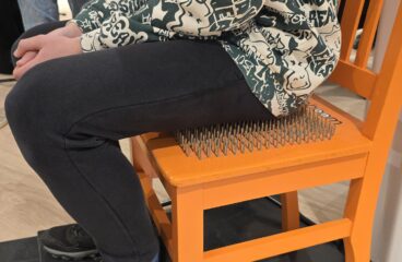 “Would you rather sit on a chair with four nails or 400 nails?” asks Johan Ångerman, one of the volunteers behind NextGen. Through the experiment, the schoolchildren learn that sharing the load makes it easier. Photo: Susanna Saari / City of Vaasa