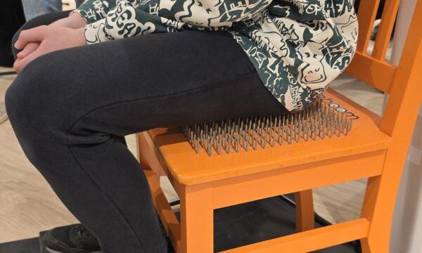 “Would you rather sit on a chair with four nails or 400 nails?” asks Johan Ångerman, one of the volunteers behind NextGen. Through the experiment, the schoolchildren learn that sharing the load makes it easier. Photo: Susanna Saari / City of Vaasa