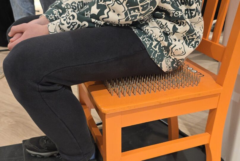 “Would you rather sit on a chair with four nails or 400 nails?” asks Johan Ångerman, one of the volunteers behind NextGen. Through the experiment, the schoolchildren learn that sharing the load makes it easier. Photo: Susanna Saari / City of Vaasa