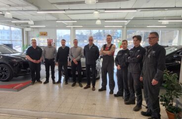 Nystedts personal i Jakobstad jobbar tillsammans: På bild: Kjell Herrmans, Kim Edström, Joel Granvik, Kjell Forslund, Kenneth Norrgård, Jeremy Wikman, Niko Joukosalmi, Viktor Hellsten och Mikael Öst.