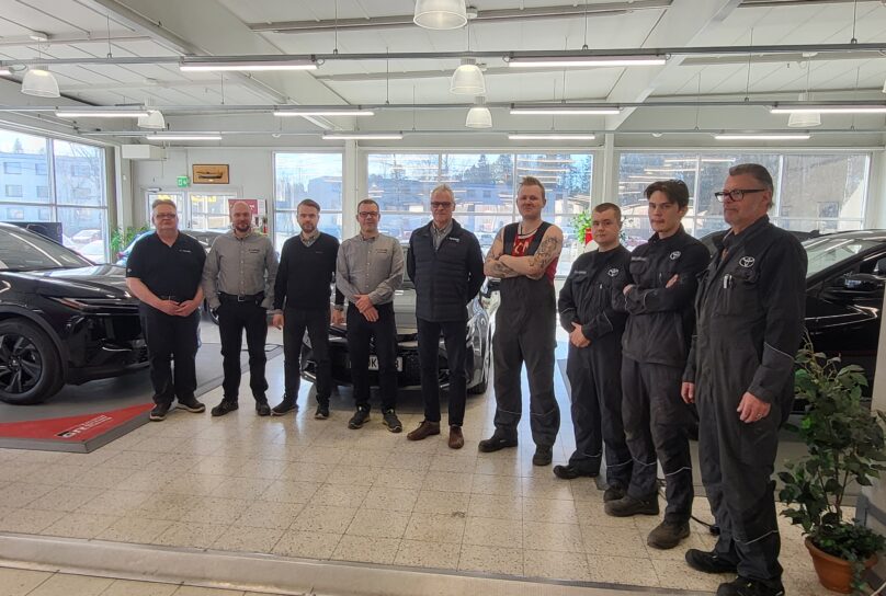 Nystedt Pietarsaaren henkilökunta työskentelee yhdessä. Kuvassa: Kjell Herrmans, Kim Edström, Joel Granvik, Kjell Forslund, Kenneth Norrgård, Jeremy Wikman, Niko Joukosalmi, Viktor Hellsten ja Mikael Öst.